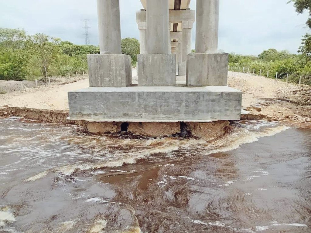 neoliberalover's tweet photo. El TREN MAYA EN MÉXICO AL BORDE DE UNA DESGRACIA 

🔴¡NO SE SUBAN! 

En Othon P. Blanco, Quintana Roo, los pilotes de la estructura del tren maya fueron parcialmente arrasados en su base por las corrientes de agua que buscan su cause natural. 

Fueron imágenes tomadas en el tramo Ucum - Sergio Butrón Casas, la estructura no es segura, son muchas evidencias en diferentes tramos donde hay socavones, corrientes entre otras anomalías en su estructura. 

Precauciones a todos los turistas que visiten México.