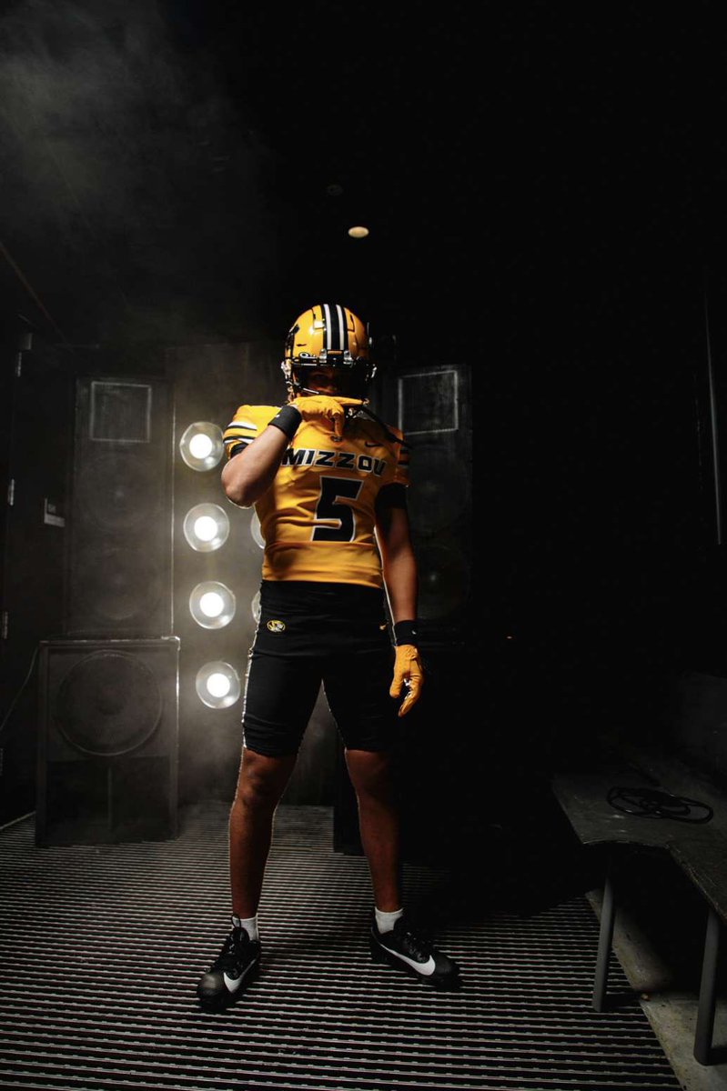 Blessed to receive a offer from <a href="/MizzouFootball/">Mizzou Football</a> !!! 🐯 <a href="/CJheinz34/">Christian Heinz</a> <a href="/coreybatoon/">Corey Batoon</a> <a href="/Coach_Benson9/">Mykel Benson</a> <a href="/Coach23EJ_Mayes/">Amayzing Elite FB Academy</a> <a href="/CoachPolimice/">Coach Polimice “ Coach P”</a> <a href="/247Sports/">247Sports</a> <a href="/Rivals/">Rivals</a> <a href="/On3sports/">On3</a>
