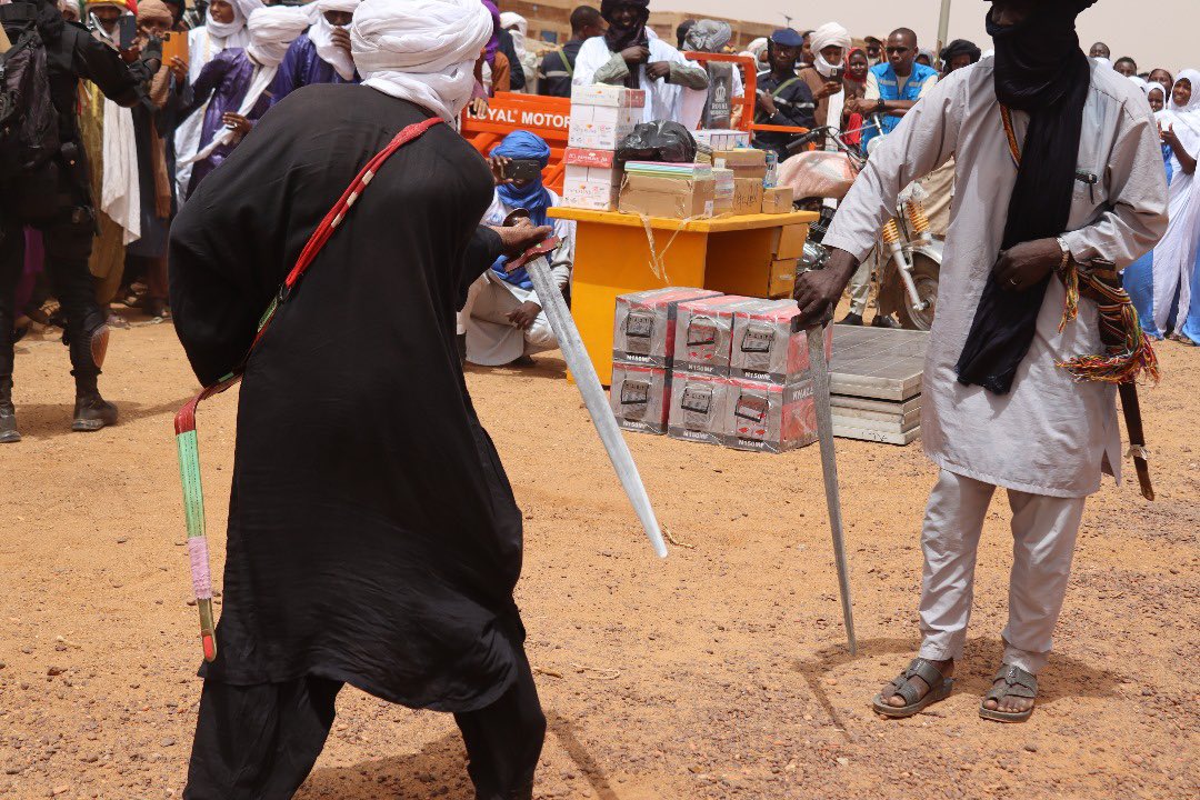 MoeAskia's tweet photo. Sincèrement ému en visionnant ces images de la célébration de la Journée Mondiale du Réfugié a la cité Naata Gao🇲🇱.Bravo,✊à la Dream Team@UNHCR Gao pour avoir redonné 😂 a ceux qui l’avaient perdu.
De loin le +heureux des représentants du HCR. https://t.co/SaFhOPG0Xw