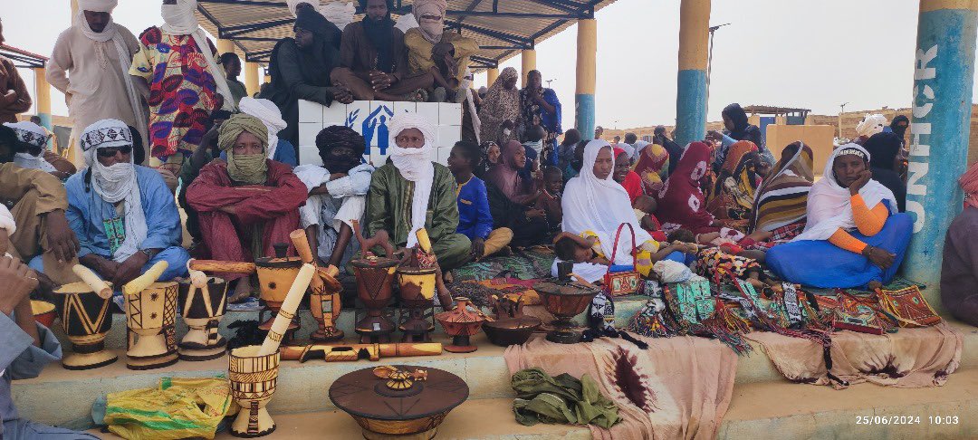 MoeAskia's tweet photo. Sincèrement ému en visionnant ces images de la célébration de la Journée Mondiale du Réfugié a la cité Naata Gao🇲🇱.Bravo,✊à la Dream Team@UNHCR Gao pour avoir redonné 😂 a ceux qui l’avaient perdu.
De loin le +heureux des représentants du HCR. https://t.co/SaFhOPG0Xw