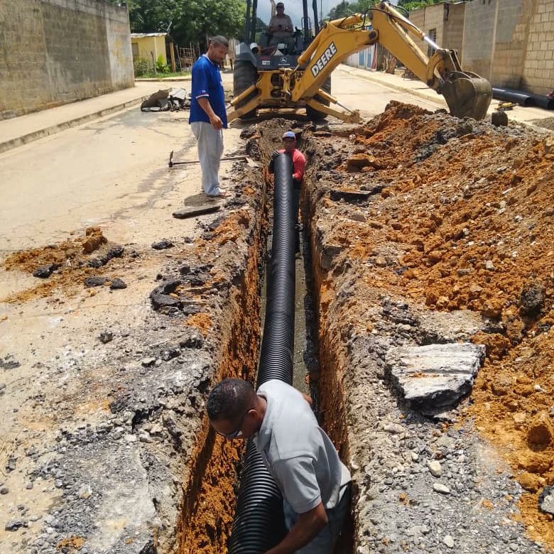 #Entérate| Cumplimos los compromisos asumidos en los Gobiernos de Calles, la fuerza trabajadora del <a href="/aguasdeyaracuy/">Aguas de Yaracuy</a>, inició la sustitución de 48 metros lineales de colector de 8"  en la comunidad La Mora en el mcpio. Peña.  A fin de favorecer a 20 familias.  <a href="/NicolasMaduro/">Nicolás Maduro</a>