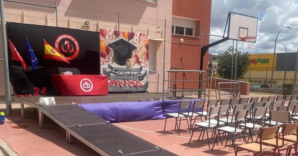 El jueves pasado nuestr alumnado de 4º de ESO se graduó, junto a sus familiares y amigos.

Fue un acto muy emotivo donde pudimos despedir a nuestros alumnos y desearles lo mejor a partir de ahora.

Gracias a nuestra <a href="/ampa/">ampa</a>.iescalderon.pinto por su colaboración en este acto.