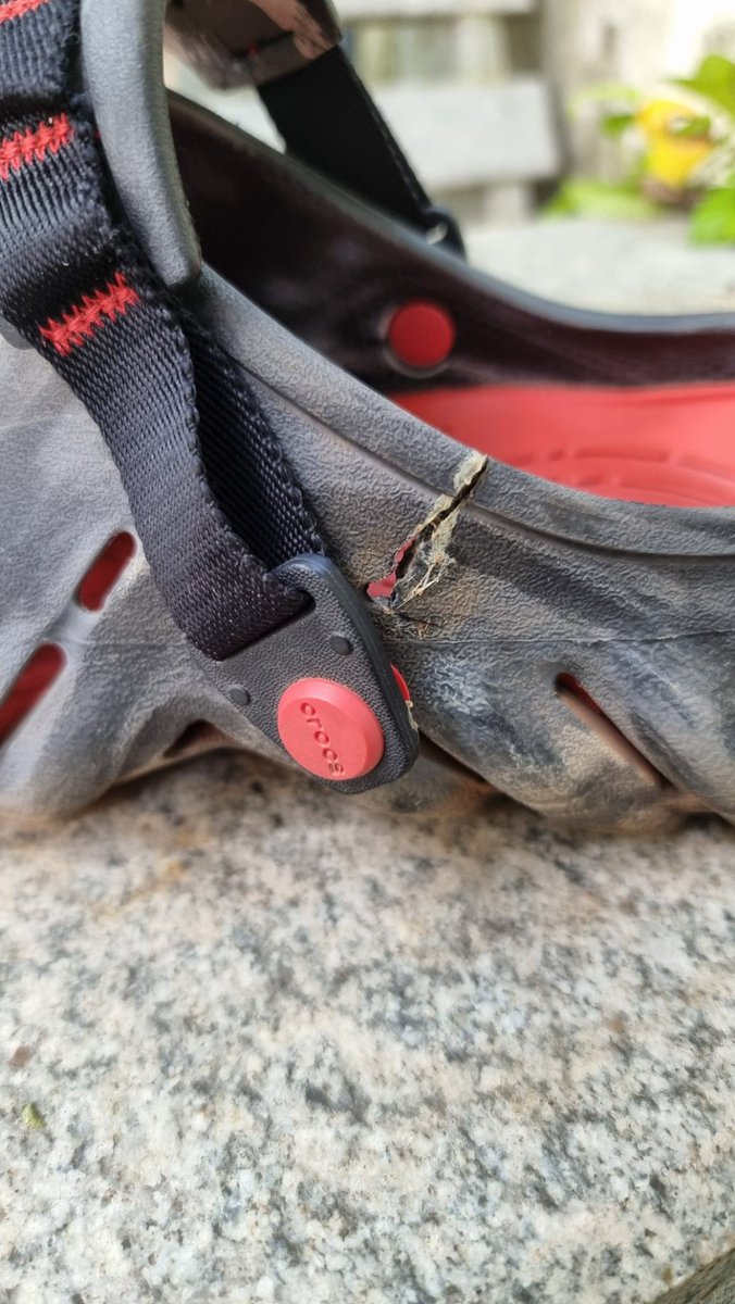 ark896_klm's tweet photo. @CrocsIndia Sandals damaged within 06 months.below reply recieved from customer care representative 
 Crocs in question was purchased on 28/09/2023, and unfortunately, it is now beyond the 90-day warranty period. 
Crocs confirmed  from above their products life span is 06 months only @Crocs https://t.co/rRBXEJ5Qjs