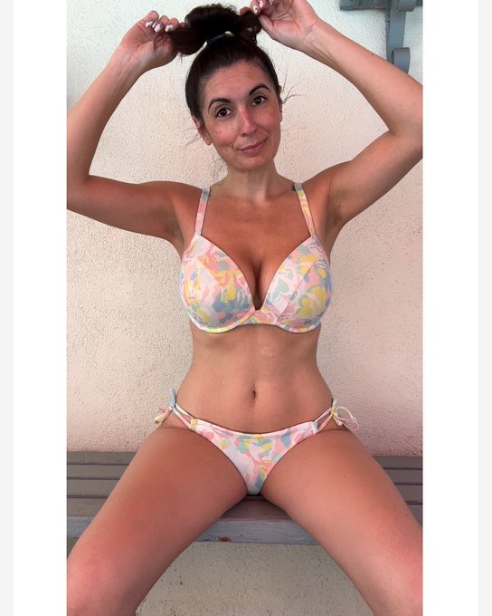 It is officially top bun season 🥵 @VSPINK @VictoriasSecret #vspink #victoriassecret #bikini #topbun #smirk<a class="tags" target="_blank" title="On Twitter" href="/?out=eyJ0eXAiOiJKV1QiLCJhbGciOiJIUzUxMiJ9.eyJpYXQiOjE3MjA1MTI1MDYsImlzcyI6InR3cG9ybnN0YXJzLmNvbSIsIm5iZiI6MTcyMDUxMjUwNiwiZXhwIjoxNzUyMDQ4NTA2LCJyZWRpcmVjdF91cmwiOiJodHRwczovL3R3aXR0ZXIuY29tL1ZTUElOSyJ9.fXsLdn6dbFhI-aGh9j8Ucj9lLa9vaHFAthfL_6AfhspmvLJYaUHL3BwCZSPz_gRFz3trs26xq6vH6ULAxiG4oQ">@VSPINK</a><a class="tags" target="_blank" title="On Twitter" href="/?out=eyJ0eXAiOiJKV1QiLCJhbGciOiJIUzUxMiJ9.eyJpYXQiOjE3MjA1MTI1MDYsImlzcyI6InR3cG9ybnN0YXJzLmNvbSIsIm5iZiI6MTcyMDUxMjUwNiwiZXhwIjoxNzUyMDQ4NTA2LCJyZWRpcmVjdF91cmwiOiJodHRwczovL3R3aXR0ZXIuY29tL1ZpY3Rvcmlhc1NlY3JldCJ9.pKpAF1YFh5QHqS_si054c9P2eWrSP-GLVqLwZHtv6JYO7tURWIVkwMSjcrFl4Ch1wx3Bnr6ByDQywFCOpDgdPw">@VictoriasSecret</a><a href="/tag/bikini"class="tags"><span>#bikini</span></a><a href="/tag/legs"class="tags"><span>#legs</span></a><a href="/tag/water"class="tags"><span>#water</span></a><a href="/tag/summer"class="tags"><span>#summer</span></a><a href="/tag/arms"class="tags"><span>#arms</span></a><a href="/tag/hot"class="tags"><span>#hot</span></a><a href="/tag/pool"class="tags"><span>#pool</span></a>