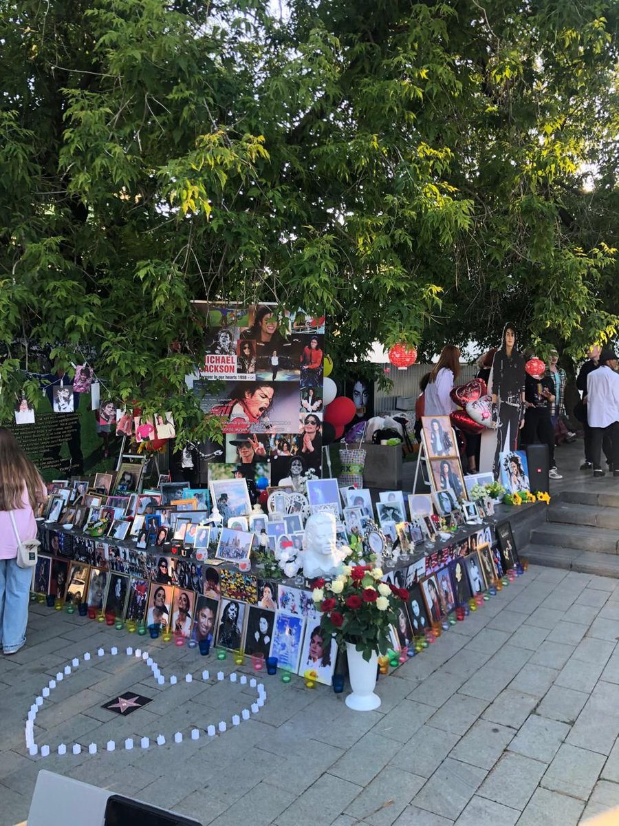 theplacehotelly's tweet photo. The American Embassy in Moscow has been converted into a giant Michael Jackson memorial today for the anniversary of his death. #15YearsWithoutMichaelJackson https://t.co/YZwlNTdKzU