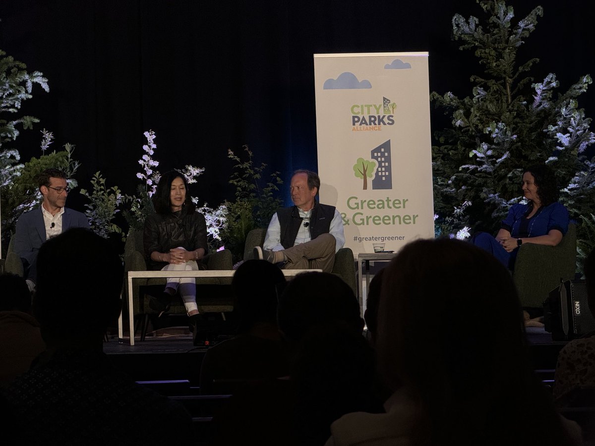 lizvizza's tweet photo. Inspiring week here at Greater and Greener Seattle. Connecting with amazing park and community leaders including our own Rev. Willie Bodrick and runner/activist Allison Mariela Desir. ⁦@FOPG⁩ @WillBeamer⁩ https://t.co/D8WXHuTOnn