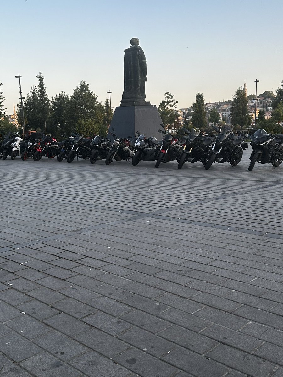 ysn77's tweet photo. Yer: Azapkapı sahil bu kadar motorun trafiğe kapalı alanda park etmiş olması ve bir sürü motorun da içeride herhangi bir kurala uymadan gezip dolaşması normalmi? @IBBcozummerkezi @istanbul_EGM https://t.co/mipPflodKt