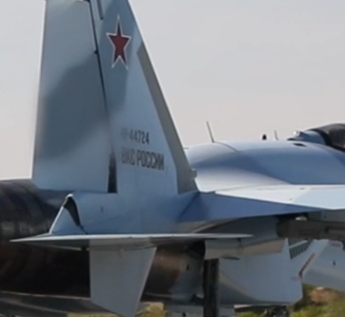 Tren4Lizard's tweet photo. 🧵A recently released video by the Russian Ministry of Defense shows Su-35S fighters patrolling the airspace "in the special military operation zone".
The footage shows a Su-35S (a new one from a recent delivery) with tail number RF-44724, armed with R-37, R-77, R-73 missiles 1/4 https://t.co/gpXwcaV8B9