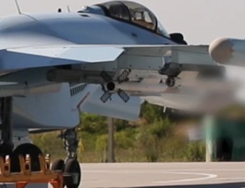 Tren4Lizard's tweet photo. 🧵A recently released video by the Russian Ministry of Defense shows Su-35S fighters patrolling the airspace "in the special military operation zone".
The footage shows a Su-35S (a new one from a recent delivery) with tail number RF-44724, armed with R-37, R-77, R-73 missiles 1/4 https://t.co/gpXwcaV8B9