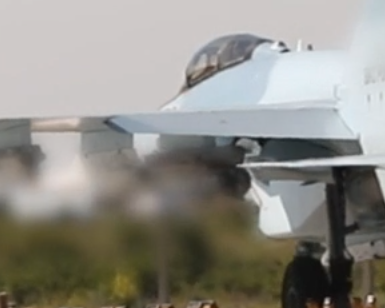 Tren4Lizard's tweet photo. 🧵A recently released video by the Russian Ministry of Defense shows Su-35S fighters patrolling the airspace "in the special military operation zone".
The footage shows a Su-35S (a new one from a recent delivery) with tail number RF-44724, armed with R-37, R-77, R-73 missiles 1/4 https://t.co/gpXwcaV8B9