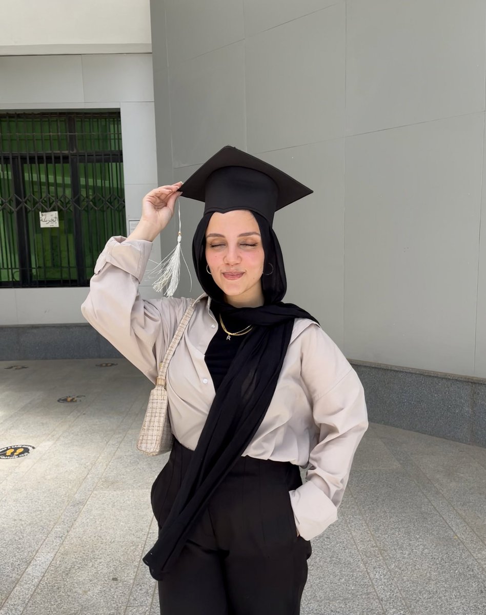 yourfavron's tweet image. مش عارفه اجيبهالكو ازاي بس انا تقريبا كده out 🎓