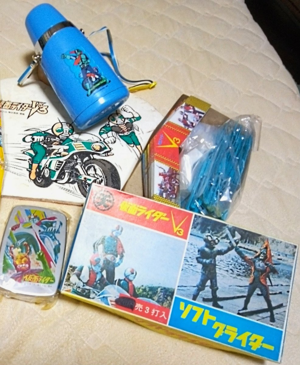 moto37373737's tweet image. ⭐昔 当時物 #仮面ライダー #仮面ライダーV3 #弁当箱 水筒 ハンググライダー
マット ⭐
ハンググライダーは箱つき未使用の完全品です。