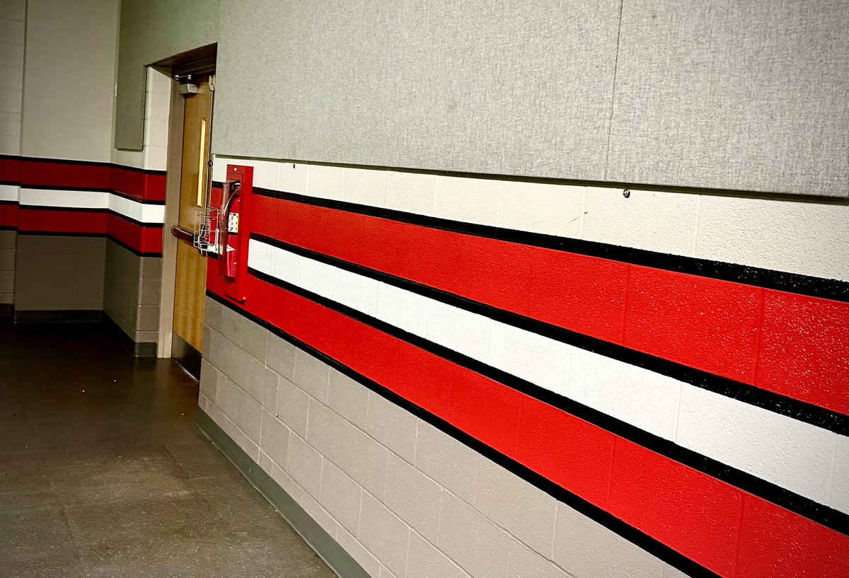 ElyriaSchools's tweet photo. Just look at us now🔥😎 @ElyriaAthletics @ElyriaHigh weight room reno with Cleveland Mural! #ForTheE #PioneerSummerShineUp https://t.co/q78EqPq00y