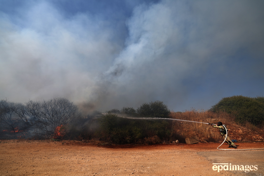 EPA_Images's tweet photo. A firefighter douses a fire after Israeli forces intercepted an aerial target that crossed from Lebanon near Dishon, northern Israel, 25 June 2024. 📷️ EPA / Atef Safadi

#israel #lebanese #epaimages https://t.co/pBVWpQzOta