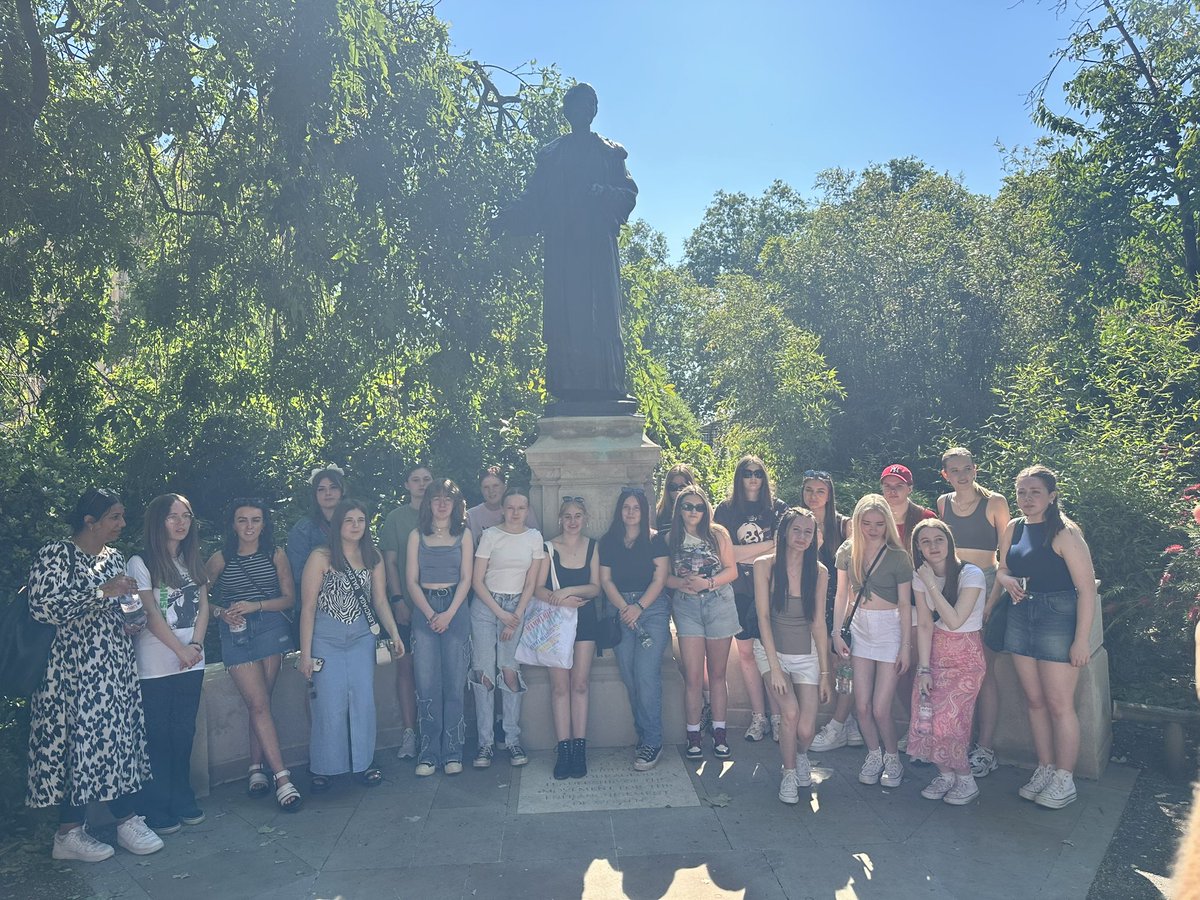 MissJGeo's tweet photo. Walking tour of London this morning @BraeviewAcademy https://t.co/v19aJHm1lA
