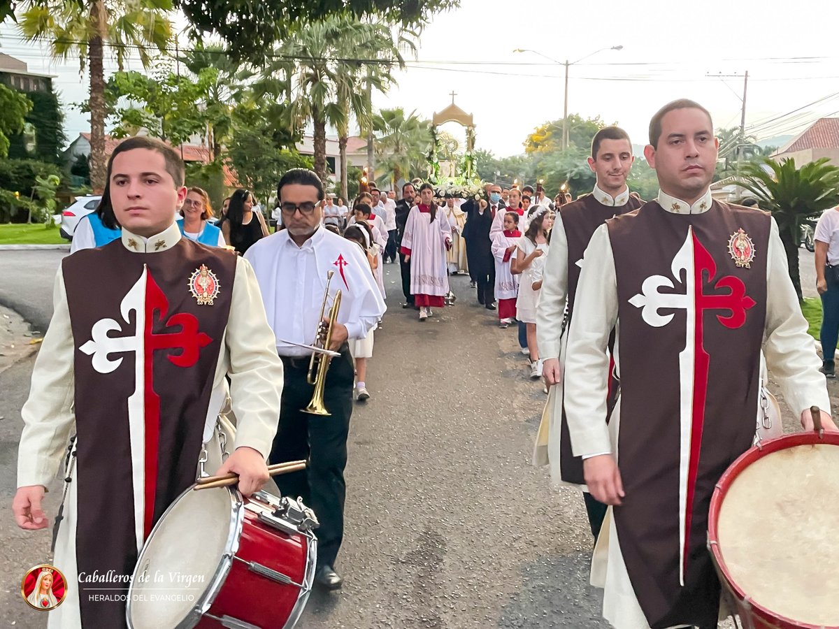 Cab_Ecuador's tweet photo. En la Ciudad de Guayaquil, los Caballeros de la Virgen participaron en distintas ceremonias de Corpus Christi. 

#caballerosdelavirgenecuador #caballerosdelavirgen #misa #ecuador #inmaculadocorazon #corpuschristi #guayaquil https://t.co/SJ7zuM8GvJ