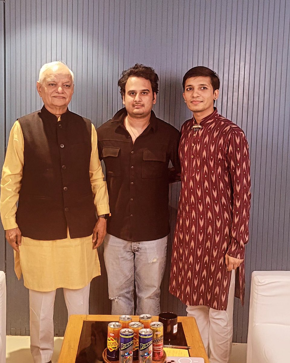 गुजराती साहित्य बिरादरी के अग्रदूतों श्री भाग्येश झा जी और श्री राम मोरी से मिलना एक शानदार बातचीत और खुशी थी और उनके साथ सार्थक बातचीत करना जीवन भर का अनुभव है।
#writer #gujaratiliterature #gujaratgoverment #bhagyeshjha #raammori #harshkumarbadheka