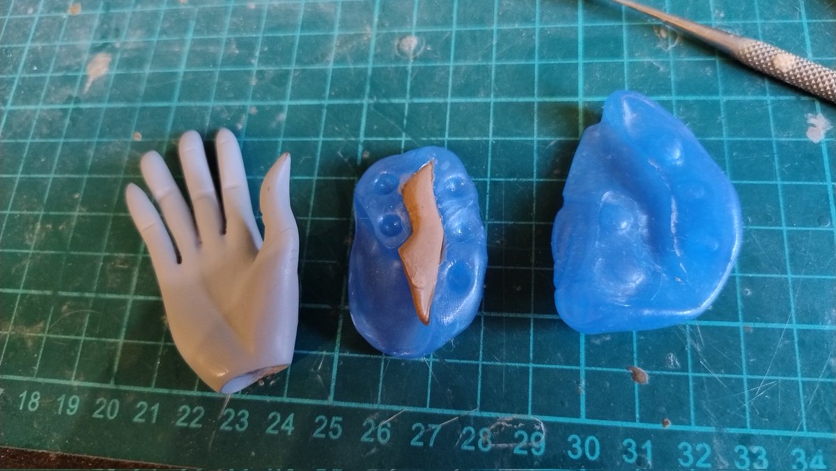 kidunadollbjd's tweet photo. I'm doing some experiment  about how to make molds for casting the hands. I want to make a pair of closed hands and a pair of as special pose hands. If I can at least cast extra fingers it'll make things way easier ☺️

#bjd #doll #bluestuff  #greenstuffworld  #maxxputty  #art https://t.co/4jaqlgtV8N