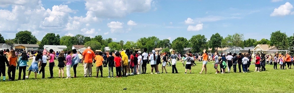 bw_RETSD's tweet image. 1000 staff and students participated in a  round dance to celebrate National Indigenous Peoples Day on June 21, 2024. @RETSDschools