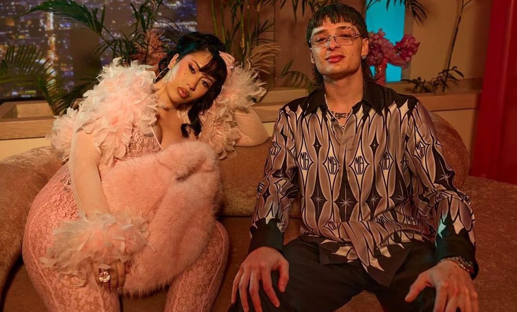 PesoPlumaToday's tweet photo. "Igual Que Un Ángel" de Kali Uchis y Peso Pluma ha llegado al puesto #1 en los charts Billboard Latin/Latin Pop Airplay. Este es el cuarto #1 de Peso Pluma en el chart Latin Airplay. https://t.co/qofIjBbRJx