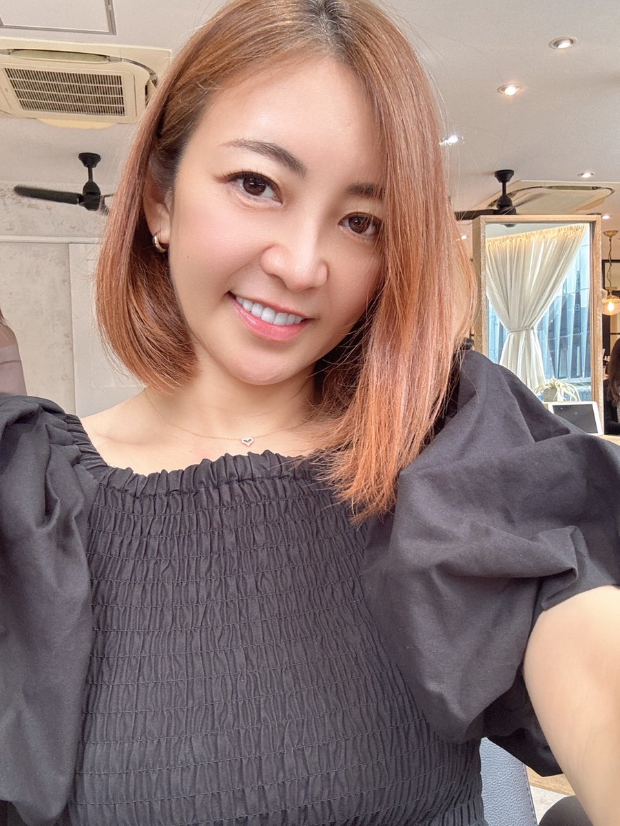 hitomiryo_sub's tweet photo. 瞳リョウです❗️
昨日は美容dayでした✨

白髪も🧑‍🦳チロチロ目立つお年頃💦
月に一回染めてまぁす

夏だし短くカットしてネイルもしてきたよん💄

みんなはショートカット好きかなっっ❓ https://t.co/v79oIhBsoa