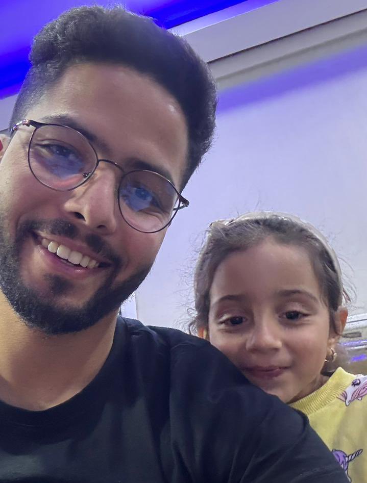 أصغر متابعة "رتاج" 🥰 تلاقيتها قبيلة فالقهوة وقالت لي معنديش تيليفون تصور معايا 😂… شفت فباها وقال وهو كيضحك "راه كنوريها الفيديوات ديالك ديال التاريخ" 
الله يخليها ليه ويحفضها ويحفض الجيل الجديد ويكبرهوم بأفكار نقية وهوية صحيحة شادين فراسهوم…