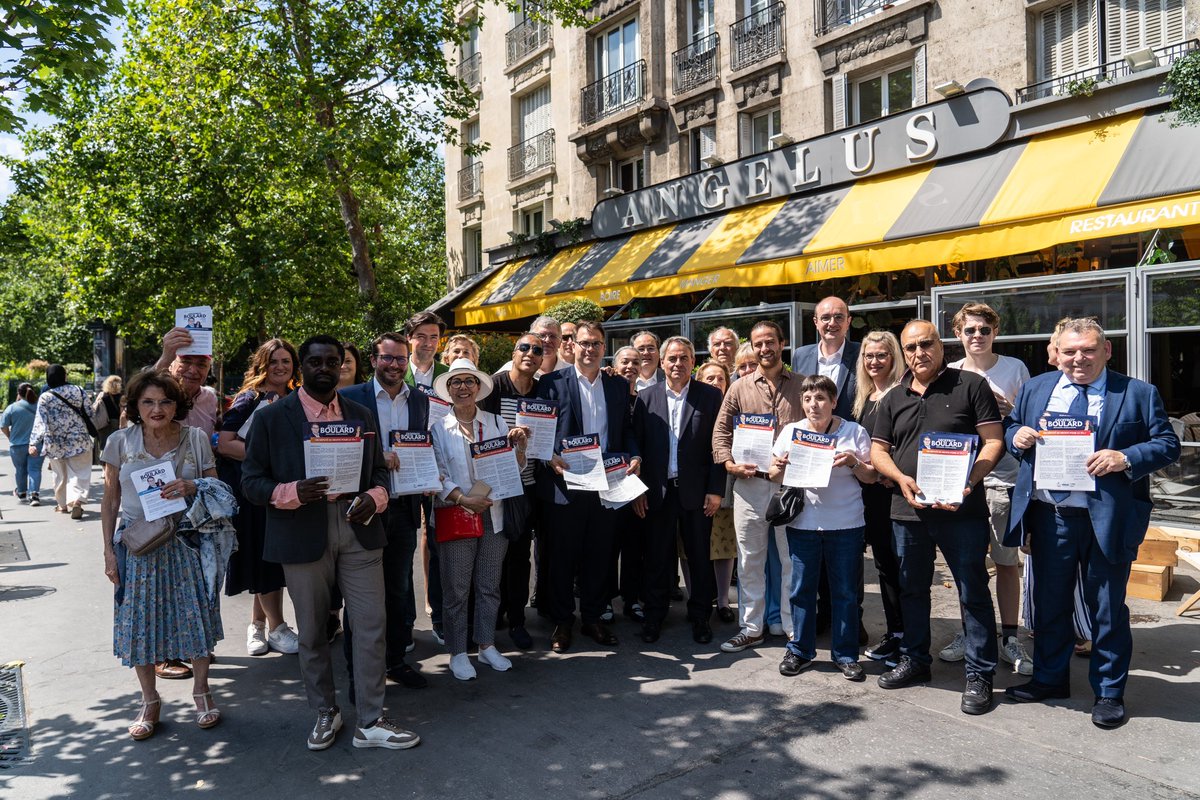 geoffroyboulard's tweet photo. 🗣️ À la rencontre des habitants et commerçants de la Porte de Champerret #Paris17 cet après-midi avec @xavierbertrand pour présenter nos propositions pour la #Circo7504 ! Les attentes sont fortes ! Le 30 juin, pour voter utile, #JeVoteBoulard 
📲 https://t.co/n9WwJjjQCp https://t.co/CeHrvzKHfo