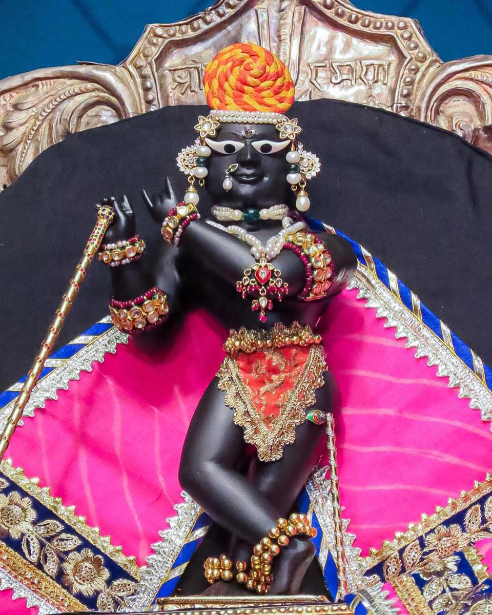 सूखे पत्तों सा ,इश्क है प्यारे,,
               हवा से ही, बिखर जाता है,,,,
भरे पङें हैं ,समंदर आंखों में ,,
             फिर भी ,खुशियां लुटाता है,,,,
उतरता तो है,हर रोज चांद छत पे मेरे,,
          बङा बेगैरत है अंधेरा,जो ना जाता है,,,,
अब उतरेंगी खुशियां,आंगन मे मेरे,,राधेश्याम