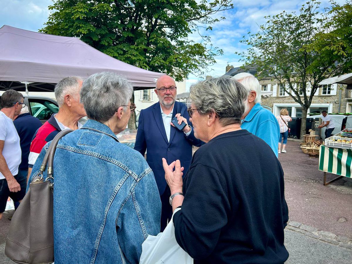 StTRAVERT's tweet photo. 📻Après quelques rencontres sur le beau marché de #PortbailSurMer, direction les studios de @tendanceouest pour le 2ème débat de l’avant-premier tour ou encore une fois le candidat RN/LRCiotti brille par son absence et refus du débat. #TeamSupercherie #TeamLatrouille #Circo5003 https://t.co/3EBkkIE1aj