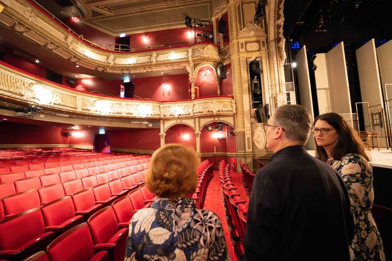 UK Theatre (@uk_theatre) on Twitter photo Great to see <a href="/Keir_Starmer/">Keir Starmer</a> visit <a href="/LyricHammer/">Lyric Hammersmith Theatre</a>
today to hear about the importance of a thriving UK theatre sector!
Read more 👉 solt.co.uk/keir-starmer-v… Great to see <a href="/Keir_Starmer/">Keir Starmer</a> visit <a href="/LyricHammer/">Lyric Hammersmith Theatre</a>
today to hear about the importance of a thriving UK theatre sector!
Read more 👉 solt.co.uk/keir-starmer-v…