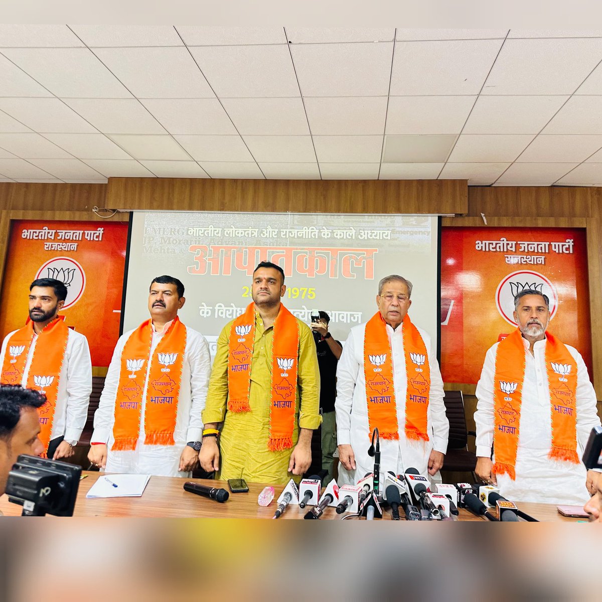 BJYMinRaj's tweet photo. भारतीय लोकतंत्र के दुखद अध्याय आपातकाल की बरसी पर युवा मोर्चा द्वारा भाजपा प्रदेश कार्यालय में प्रदेश स्तरीय संगोष्ठी का आयोजन किया गया। कार्यकर्ताओं ने आपताकाल के दौरान लोकतंत्र की रक्षा के लिए संघर्ष करने वाले सभी स्वतंत्रता सेनानियों को नमन किया।
#DarksDaysofEmergency https://t.co/H8bitUnrDr