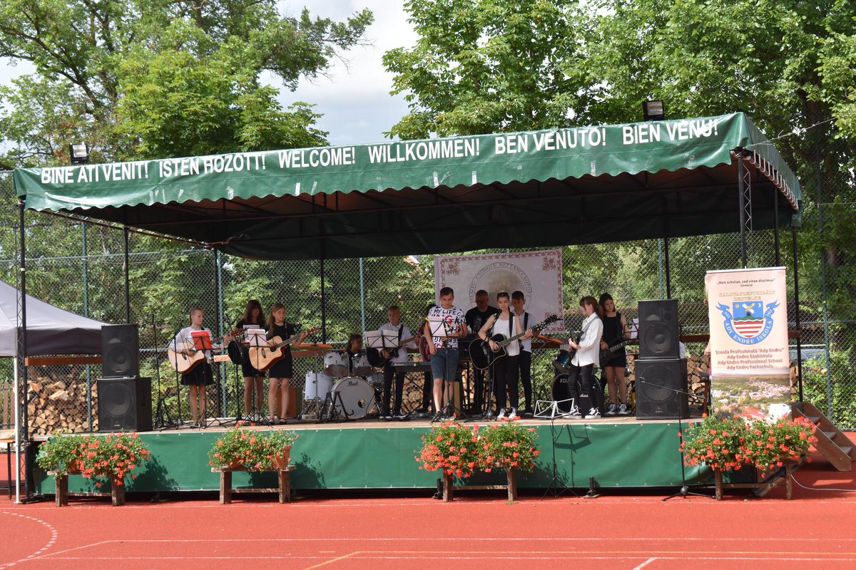 GalNapoca's tweet photo. 🌞🎓 @alinaioanababa și Marius Dumitrescu au participat cu mult drag și entuziasm la festivitatea de închidere a anului școlar de la Ady Endre Iskola din Sâncraiu!  🫶 Mulțumiri domnului primar András Póka pentru invitație &amp; sprijinirea comunităților noastre rurale! https://t.co/kVIvxQLcvb