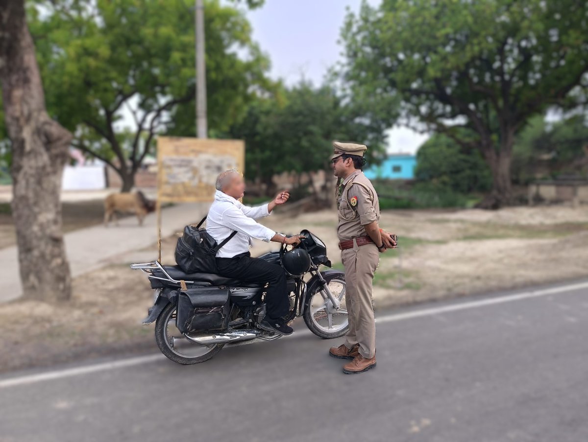 kaushambipolice's tweet photo. थाना मंझनपुर पुलिस टीम द्वारा संदिग्ध व्यक्तियों/वाहनों को चेक किया गया एवं यातायात नियमों का उल्लंघन करने वाले वाहनों का ई-चालान किया गया तथा वाहन चालकों को यातायात नियमों की जानकारी देते हुए उनके पालन हेतु जागरूक किया गया।
#UPPolice 
#kaushambipolice https://t.co/a6GxcGy5T7