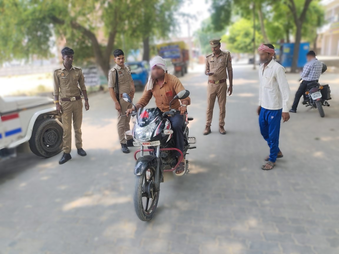 kaushambipolice's tweet photo. थाना मंझनपुर पुलिस टीम द्वारा संदिग्ध व्यक्तियों/वाहनों को चेक किया गया एवं यातायात नियमों का उल्लंघन करने वाले वाहनों का ई-चालान किया गया तथा वाहन चालकों को यातायात नियमों की जानकारी देते हुए उनके पालन हेतु जागरूक किया गया।
#UPPolice 
#kaushambipolice https://t.co/a6GxcGy5T7