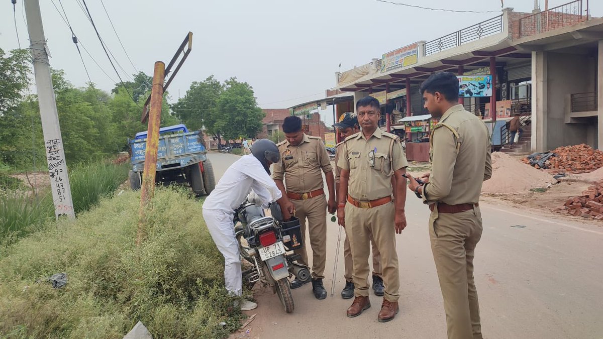 kaushambipolice's tweet photo. थाना मंझनपुर पुलिस टीम द्वारा संदिग्ध व्यक्तियों/वाहनों को चेक किया गया एवं यातायात नियमों का उल्लंघन करने वाले वाहनों का ई-चालान किया गया तथा वाहन चालकों को यातायात नियमों की जानकारी देते हुए उनके पालन हेतु जागरूक किया गया।
#UPPolice 
#kaushambipolice https://t.co/a6GxcGy5T7