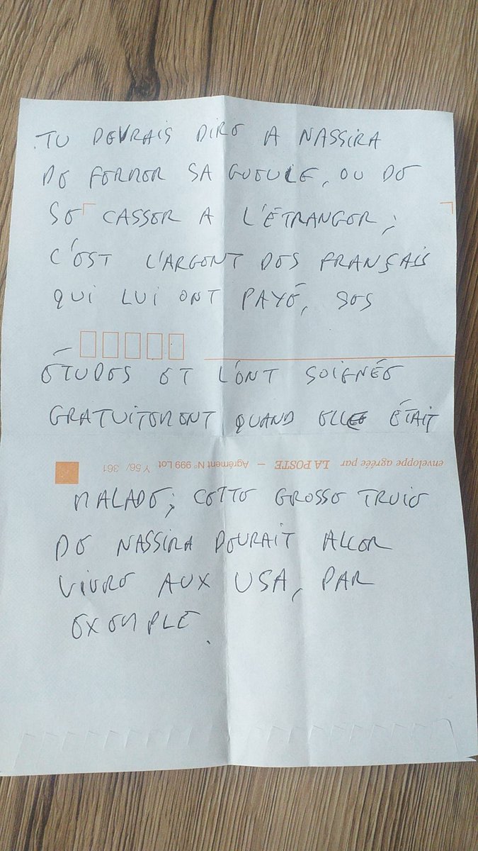 A gauche, la lettre raciste envoyée au domicile du journaliste @KRissouli.

A droite, celle que ma mère a reçu après le cyberharcèlement raciste provoqué par le député d'extrême droite <a href="/RNational_off/">Rassemblement National</a> <a href="/JulienOdoul/">Julien ODOUL</a>.

Le même individu, la même haine.

Nous étouffons de votre racisme