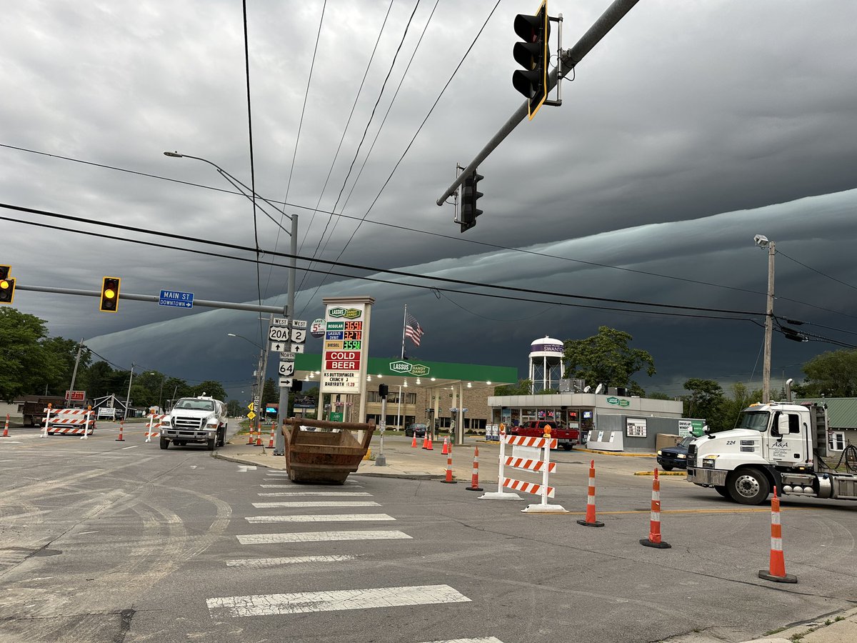 bwallac2's tweet photo. @13abc Shelf clouds in Swanton, Ohio https://t.co/w97wiuTYvK