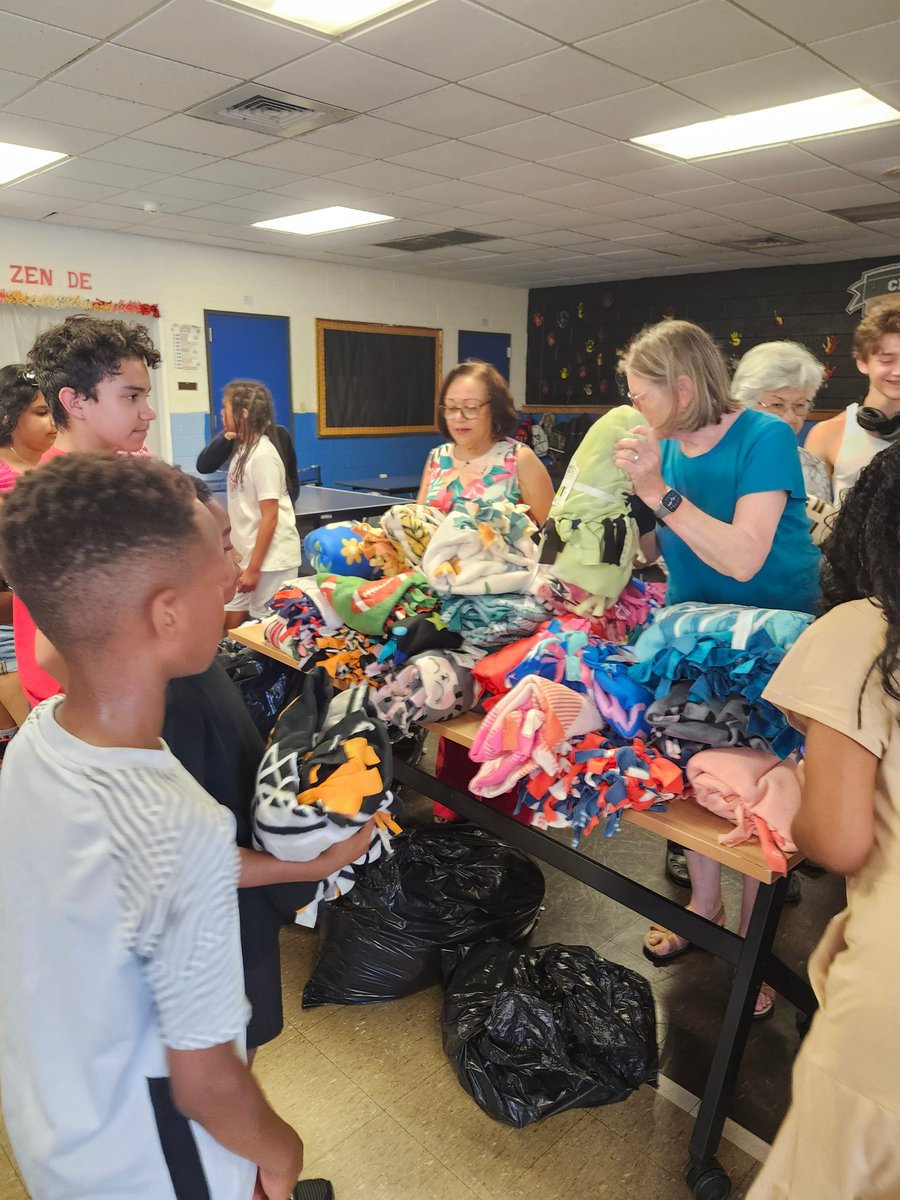YSOP Connex volunteers distributed 70+ blankets at the Mascaro Boys and Girls Club in New Rochelle last week. Westchester County Legislator Terry Clements was in attendance. Thanks to everyone who helped out!