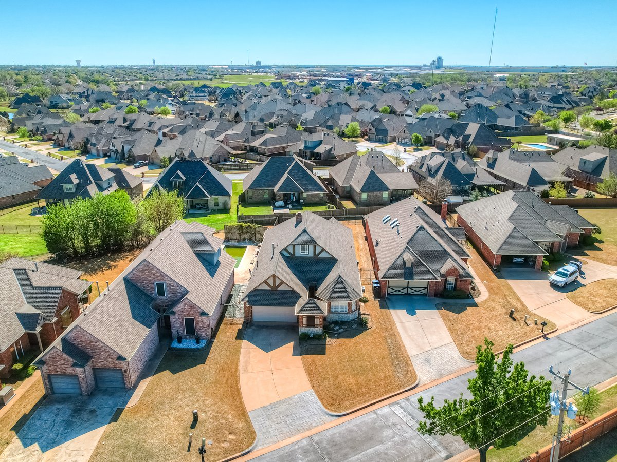 ubhometeam's tweet photo. Let's kick-off this Tuesday tour with a special video tour of a listing in Edmond! Take the video tour & contact us for your private tour!
π½οΈβ‘οΈhttps://t.co/HTqsJUYAJp
π±π 405-394-5487
Brokered by Whittington Realty
#ubhometeam #buyahome #sellahome #edmondok #tuesdayvideotour https://t.co/E5uJSaHKBU