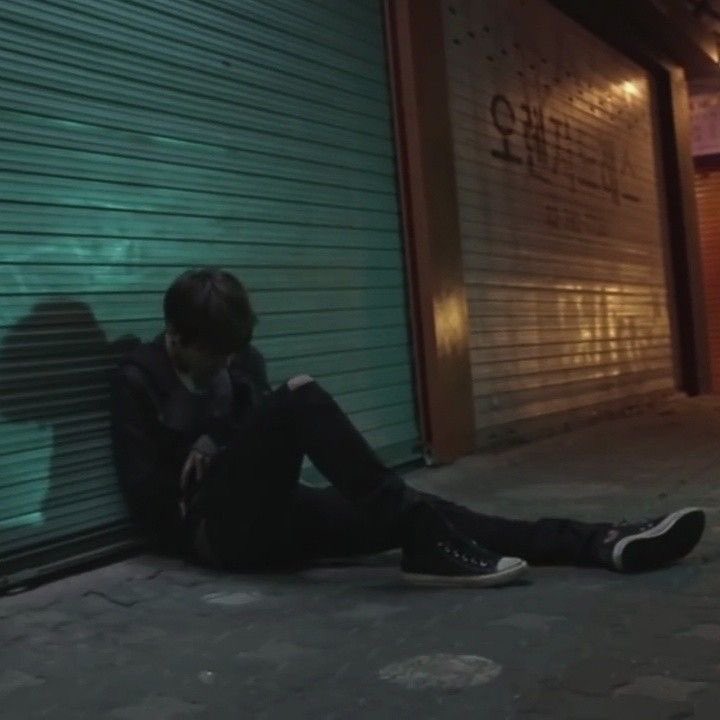 yoongereine's tweet photo. —320;

he’s waiting for a reply on his warm bed.

he’s stranded on a rough, random alley. https://t.co/SJsssTuSlJ