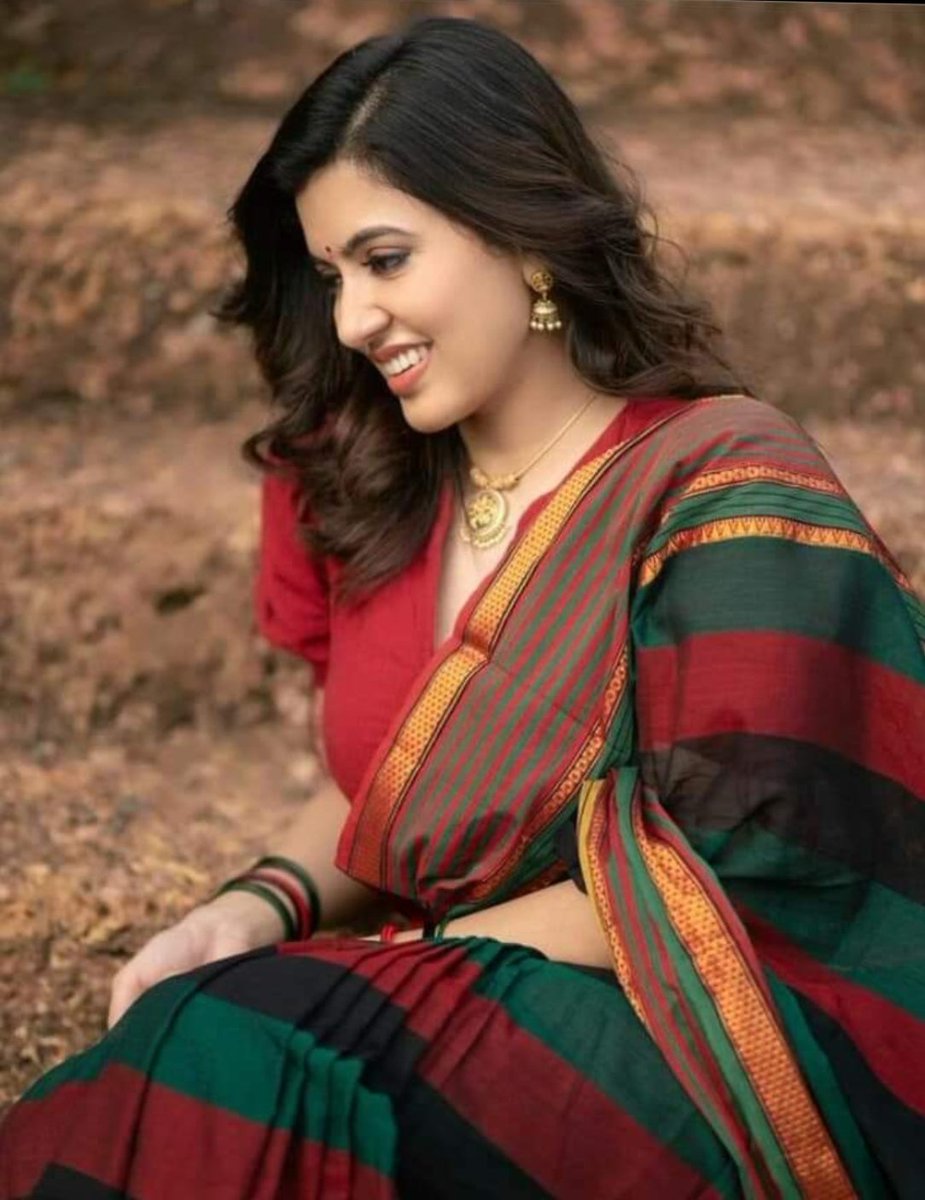 💓★•◕•ADITI 💖 JAIN 💓 (@cute_aditi2) on Twitter photo <a href="/AshokKaundal5/">Ashok Kaundal</a> <a href="/Priya50116489/">🌺🌻प्रिया🌻🌺</a> हवा पीपल को चूमती हो थपथपाती हो
कोई तो रात हो जो लौरियाँ सुनाती हो
मैं कश्तियों के भरोसे तो नहीं रह सकता
कोई लहर हो किनारे को जो बताती हो
एक वीरान हवेली सी ज़िन्दगी में कभी
कभी चराग जले कोई #दीया_बाती हो
कभी रोजन से मुंडेरों से कंगूरों से कभी
कोई पछुवा कोई पुरवाई गीत गाती हो
👇2 <a href="/AshokKaundal5/">Ashok Kaundal</a> <a href="/Priya50116489/">🌺🌻प्रिया🌻🌺</a> हवा पीपल को चूमती हो थपथपाती हो
कोई तो रात हो जो लौरियाँ सुनाती हो
मैं कश्तियों के भरोसे तो नहीं रह सकता
कोई लहर हो किनारे को जो बताती हो
एक वीरान हवेली सी ज़िन्दगी में कभी
कभी चराग जले कोई #दीया_बाती हो
कभी रोजन से मुंडेरों से कंगूरों से कभी
कोई पछुवा कोई पुरवाई गीत गाती हो
👇2