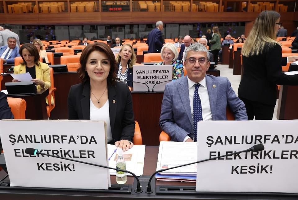 CHP Şanlıurfa Milletvekili Mahmut Tanal, 
Şanlıurfa'da zulme dönüşen elektrik kesintilerine bir kez daha dikkat çekmek amacıyla CHP Grubu TBMM Genel Kurulu'nda bulunan diğer CHP Milletvekilleri ile birlikte “Şanlıurfa'da Elektrikler Kesik!" yazılı afişleri açtı.