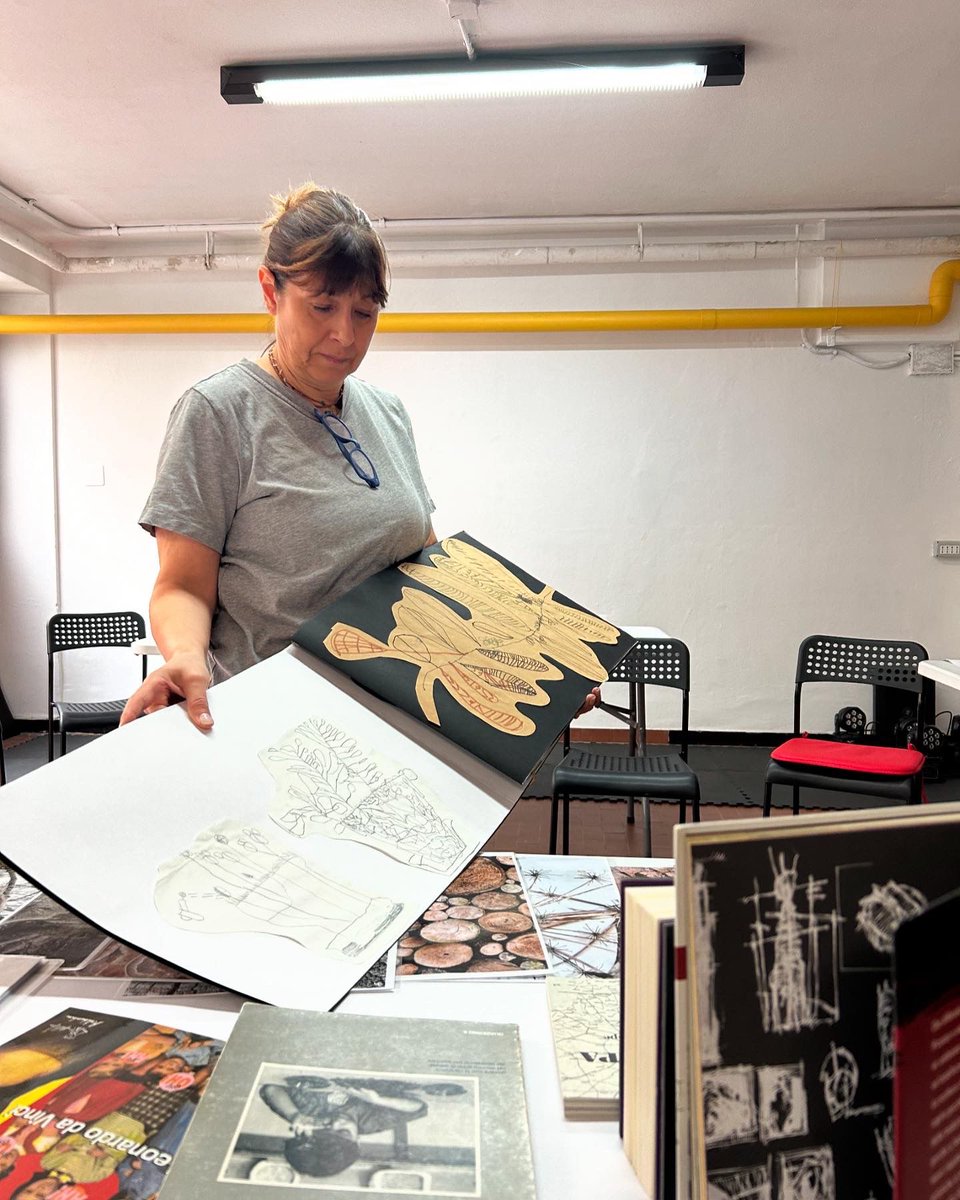 Qué mejor aprendizaje que experimentarlo por nosotras mismas, gracias a la gran atelierista @mirta_tagliati_ El arte a través de las líneas. Dar la oportunidad a la infancia de desarrollarse sin esteriotipos. @sepie_gob @euprojects_erasmusplus <a href="/erasmuselperal/">erasmuselperal@gmail.com</a> @elperalceip