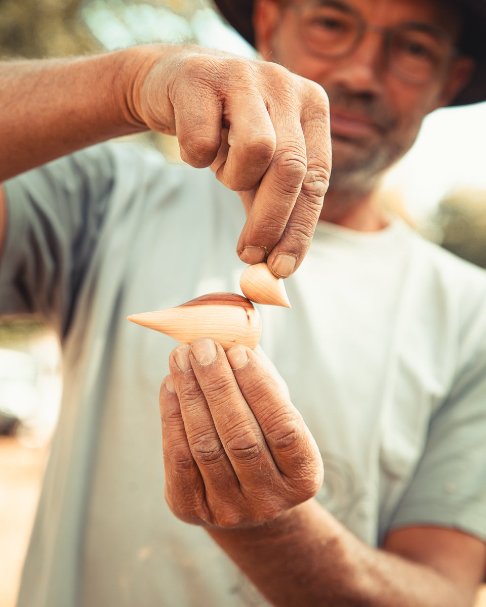 chasse38's tweet photo. #DimancheEnNature : découvrez un monde de créativité au cœur de la #nature ! 
Artistes et artisans travaillant cuir, bois, argile et même matériaux de récup comme des douilles de fusil. 
Une journée inspirante à ne pas manquer !🎨 
#DEN24 #Artisanat ©ReflexChasse &amp; M’ill Créa https://t.co/8c89tMD5Ar
