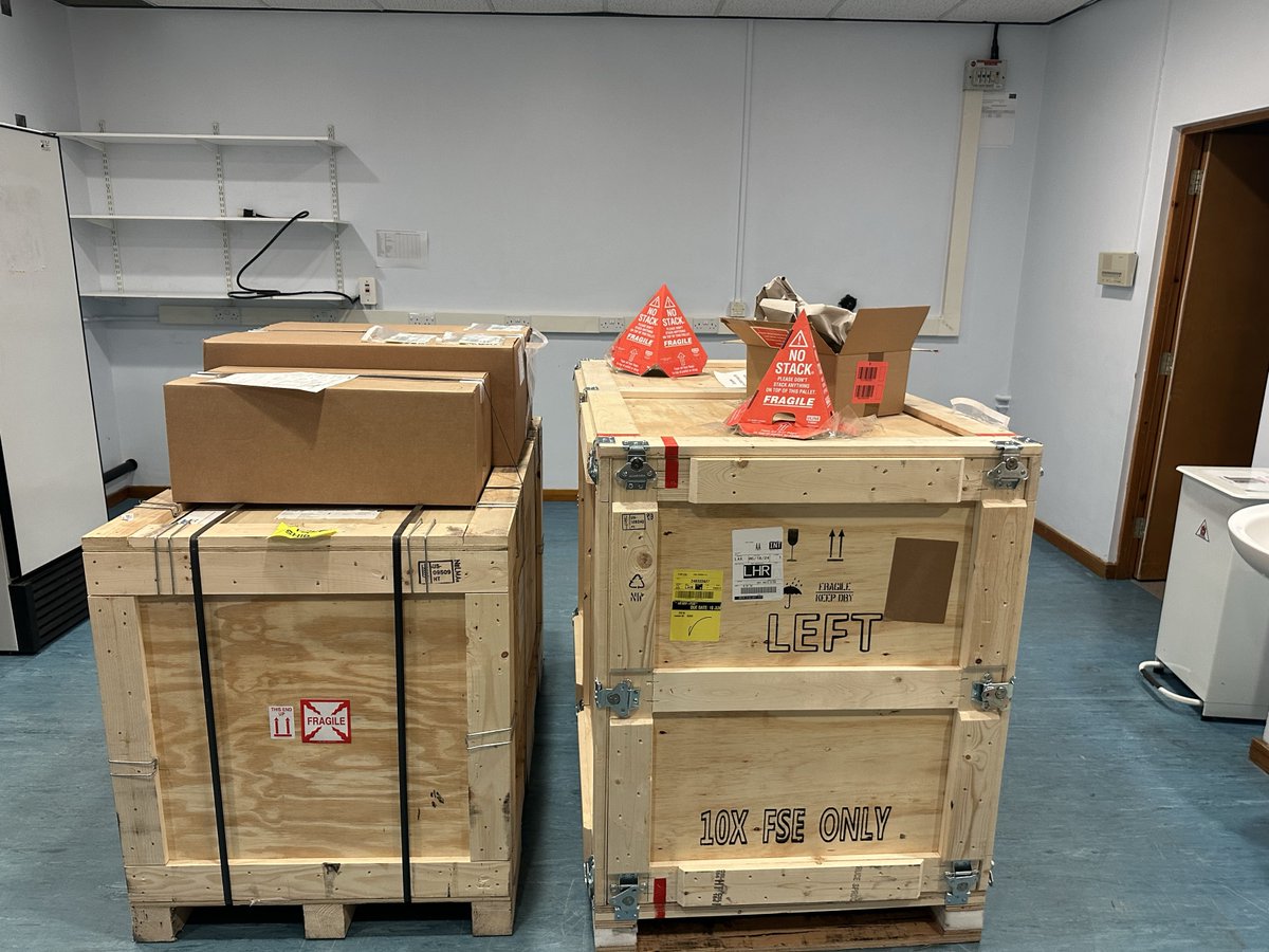 LangtonSkinLab's tweet image. We have taken delivery of our new #XeniumAnalyzer from @10xGenomics. We look forward to gaining new spatial transcriptomic insights in skin, across the pigmentary spectrum. #SkinResearch #LangtonSkinLab #BBSRCProsperity #No7BeautyCompany