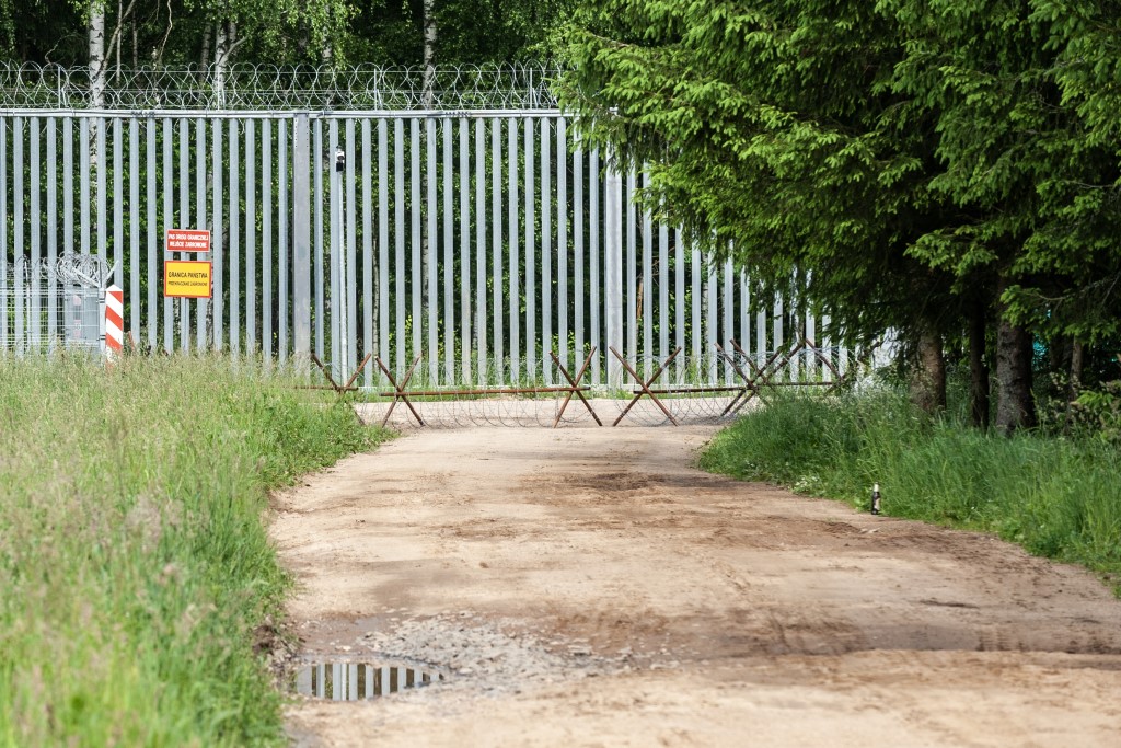 Efektem wprowadzenia strefy buforowej przy granicy z Białorusią może być ryzyko naruszeń praw człowieka i pogłębienie kryzysu humanitarnego na granicy, a zakaz przebywania na określonym obszarze w strefie nadgranicznej przyległej do granicy może ingerować w podstawowe wolności