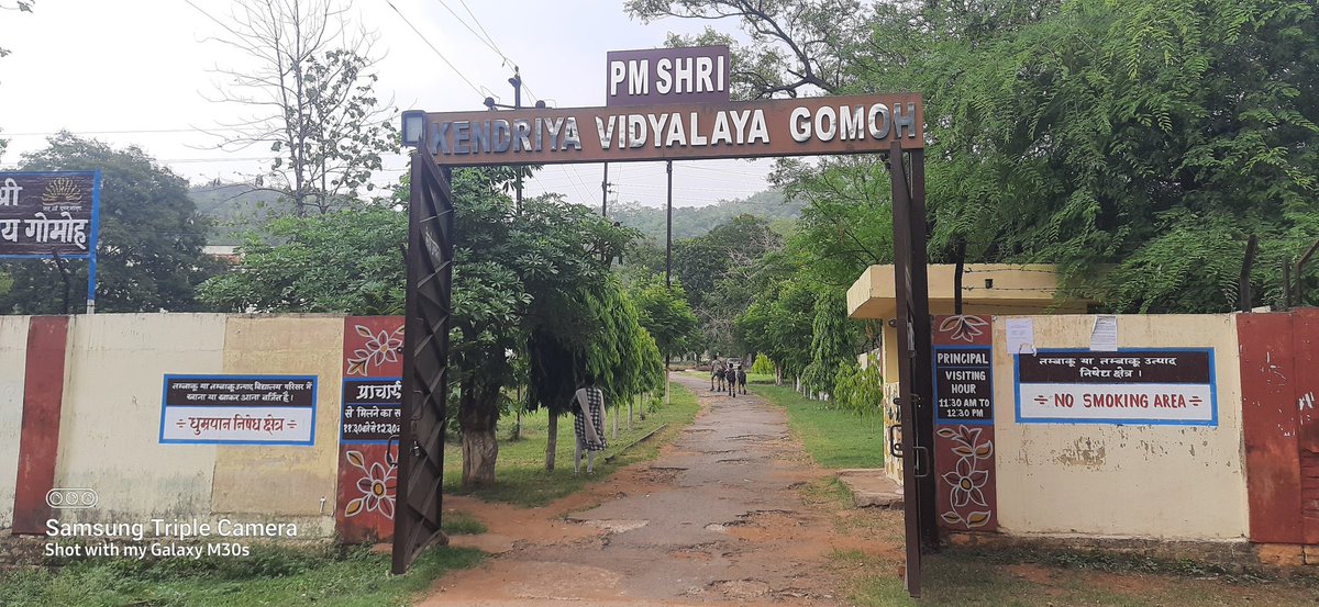 Rajendrakhalsa's tweet photo. @narendramodi 
@CPChoudharyAJSU 
@ECRlyHJP
@drmdhnecr 
पीएम श्री केंद्रीय विद्यालय गोमो जिला-धनबाद के कैम्पस की जर्जर सड़क एवँ विद्यालय भवन अत्यंत खराब है ।
कृप्या इसे संज्ञान में लिया जाए । https://t.co/Upb8ADPLP2