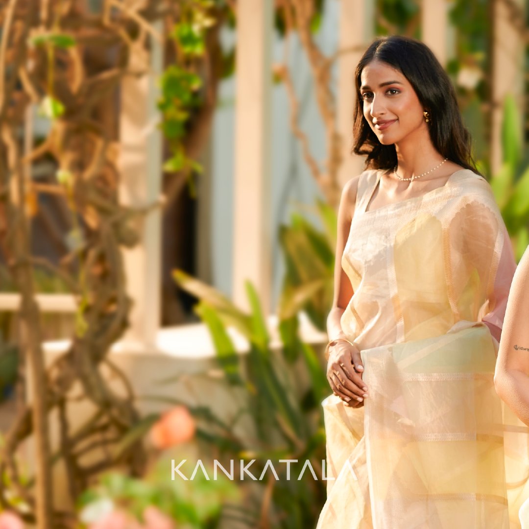 kankatala_'s tweet photo. Combining that with a blend of vertical bands of pastel multi-colours, each separated by gold zari brocade on its body with a brocade border, our Banarasi Kora Organza Tissue Saree gleams like an orchard in the summer. #Kankatala #KankatalaSarees #QueenOfSarees #OrganzaSaree https://t.co/rDNLQkD0gD