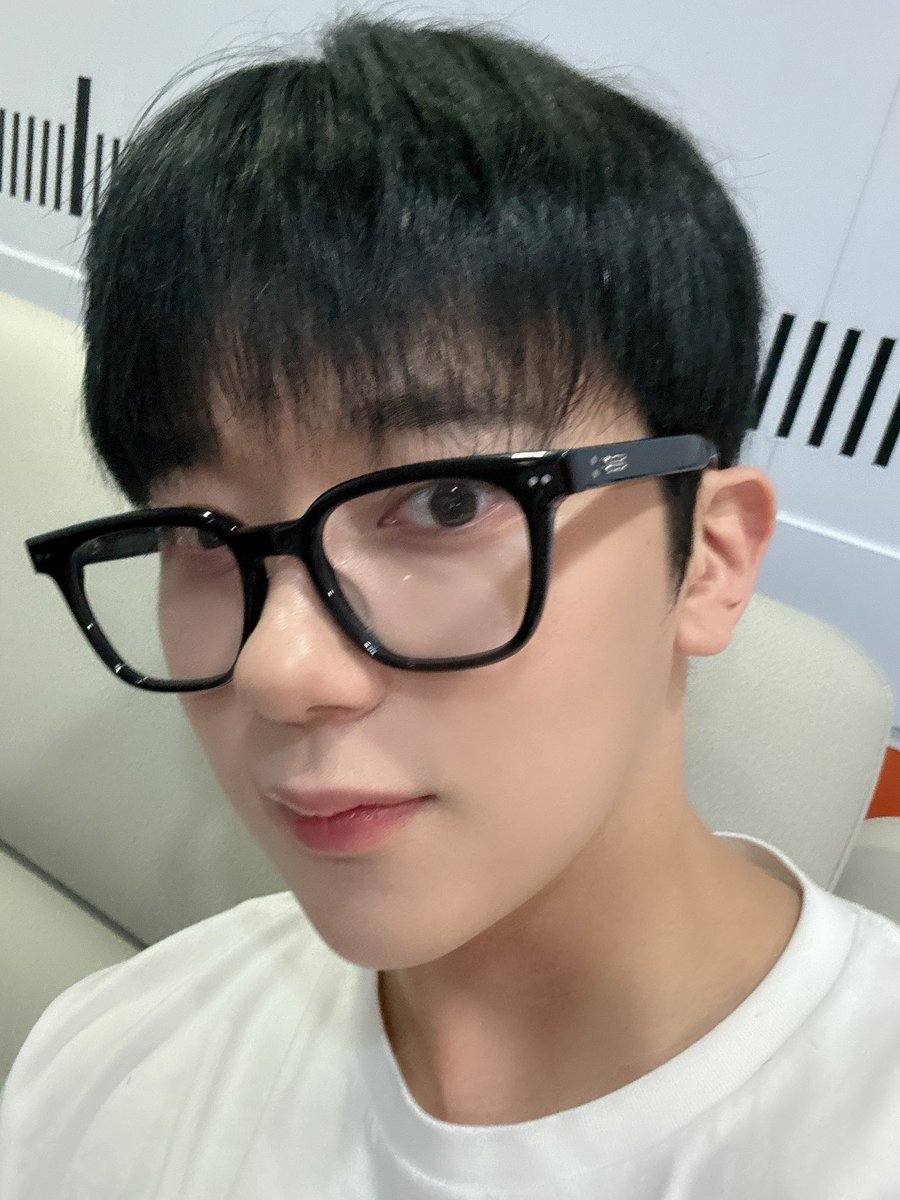 OmegaX_members's tweet photo. [#OX]

후회해? 후헤헹

#OMEGA_X #오메가엑스  
#예찬 #YECHAN https://t.co/Ut1zjiyatz