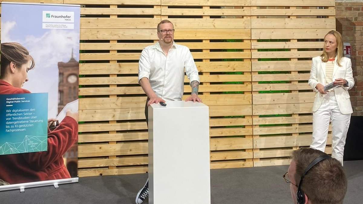 Fraunhofer FOKUS - Digital Public Services (@fokuspublic) on Twitter photo Tag 2🗓️des #ZuKo24: Unsere Kollegin <a href="/JanaPlomin/">Jana Plomin</a> hat die 'Arena der Lösungen' moderiert und mit VertreterInnen aus Wissenschaft & Wirtschaft praktische Einblicke in innovatives Verwaltungshandeln gegeben. Mit dabei <a href="/bendittwald/">Benjamin Dittwald</a>, der unser Daten-Ökosystem #piveau vorgestellt hat⬇️ Tag 2🗓️des #ZuKo24: Unsere Kollegin <a href="/JanaPlomin/">Jana Plomin</a> hat die 'Arena der Lösungen' moderiert und mit VertreterInnen aus Wissenschaft & Wirtschaft praktische Einblicke in innovatives Verwaltungshandeln gegeben. Mit dabei <a href="/bendittwald/">Benjamin Dittwald</a>, der unser Daten-Ökosystem #piveau vorgestellt hat⬇️